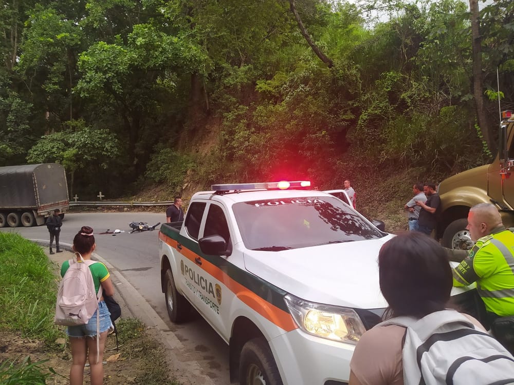 Accidente entre un tractocamión y una moto dejó un herido en la vía a Curos imagen de la publicación