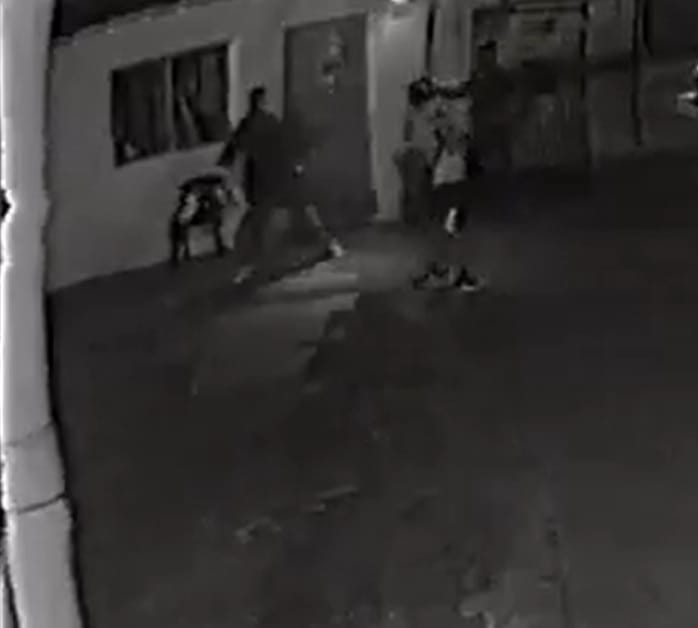 VIDEO. Hinchas armados persiguieron y apuñalaron a un joven en el centro de Bucaramanga imagen de la publicación