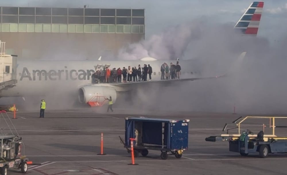 Pasajeros huyen por toboganes tras incendio en avión en Denver imagen de la publicación