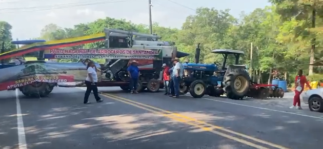 Ruta del Sol sigue cerrada por paro de arroceros en Santander imagen de la publicación