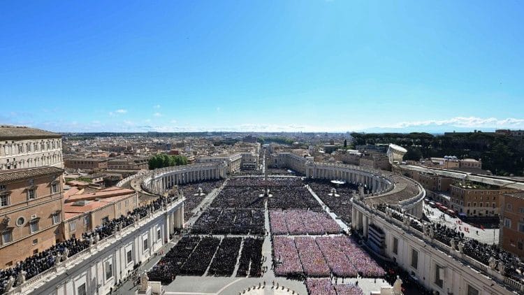 Multitudinaria despedida durante las Exequias del Santo Padre en Ciudad del Vaticano imagen de la publicación