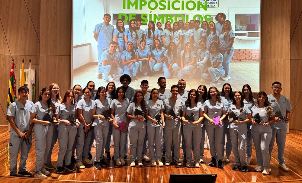 Imposición de símbolos a estudiantes UIS imagen de la publicación