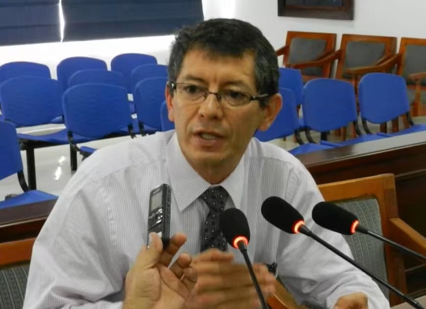 Este es el exdirector de la DIAN de Santander investigado por poner al servicio de su familia los carros de la entidad imagen de la publicación