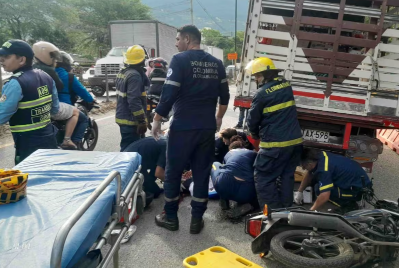 Motociclista herido tras grave choque con camión en Girón: sus piernas quedaron atrapadas imagen de la publicación