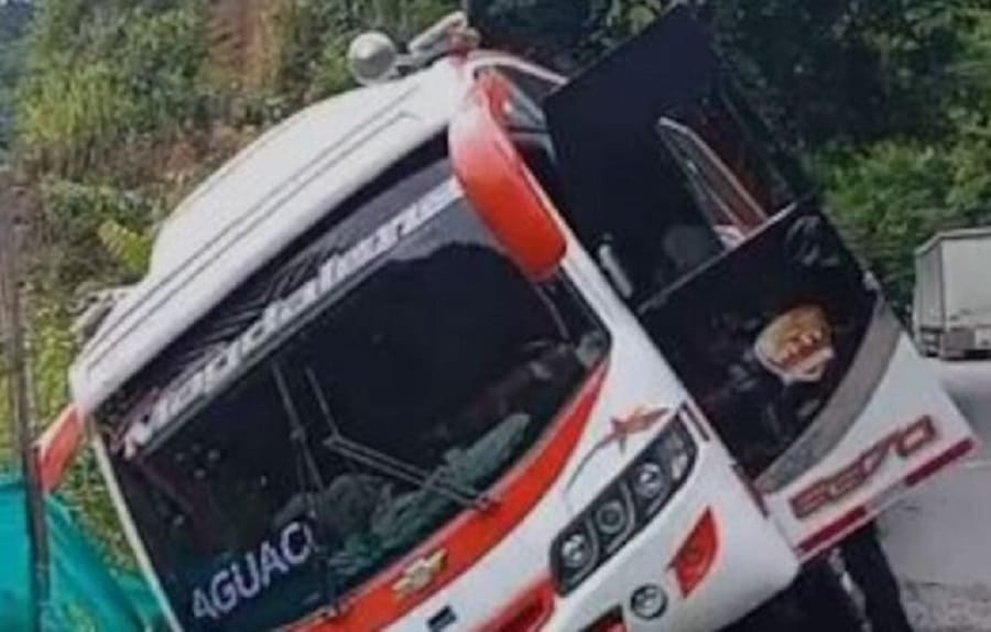 Milagro en ‘El Cero’: buseta de Contransmagdalena se sale de la vía sin víctimas imagen de la publicación