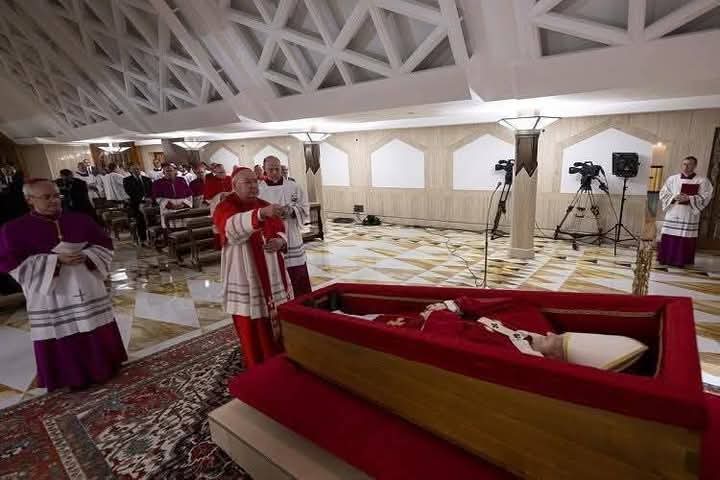 Estas son las primeras imágenes del Papa Francisco en su féretro. Ya se sabe cuando será el funeral imagen de la publicación