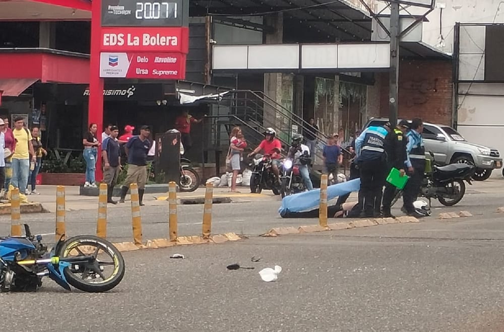 Accidente múltiple en Puerta del Sol dejó un motociclista fallecido en Bucaramanga imagen de la publicación