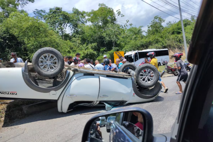 Camioneta se volcó en el sector de La Cemento y no hay reporte del estado de los ocupantes imagen de la publicación