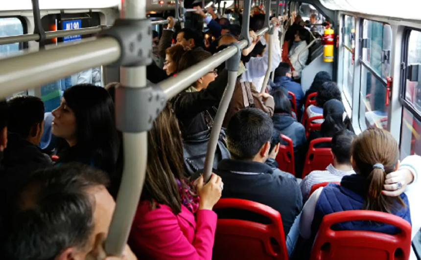 Polémica por venta de asientos entre pasajeros de Transmilenio imagen de la publicación