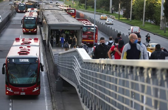 Evacúan bus de Transmilenio en Bogotá por supuesta activación de sustancia química imagen de la publicación
