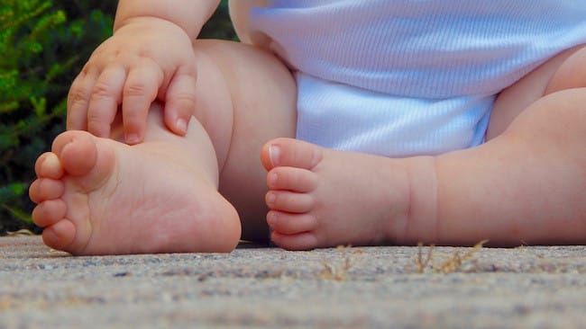 Fatal accidente doméstico: Murió el bebé de una influencer tras caerle un espejo imagen de la publicación