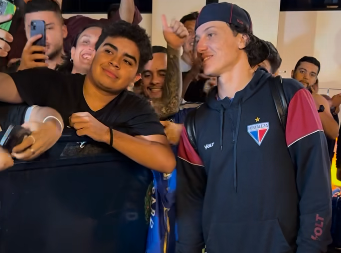 Futbolista brasileño David Luiz fue recibido entre vítores y autógrafos en Bucaramanga imagen de la publicación