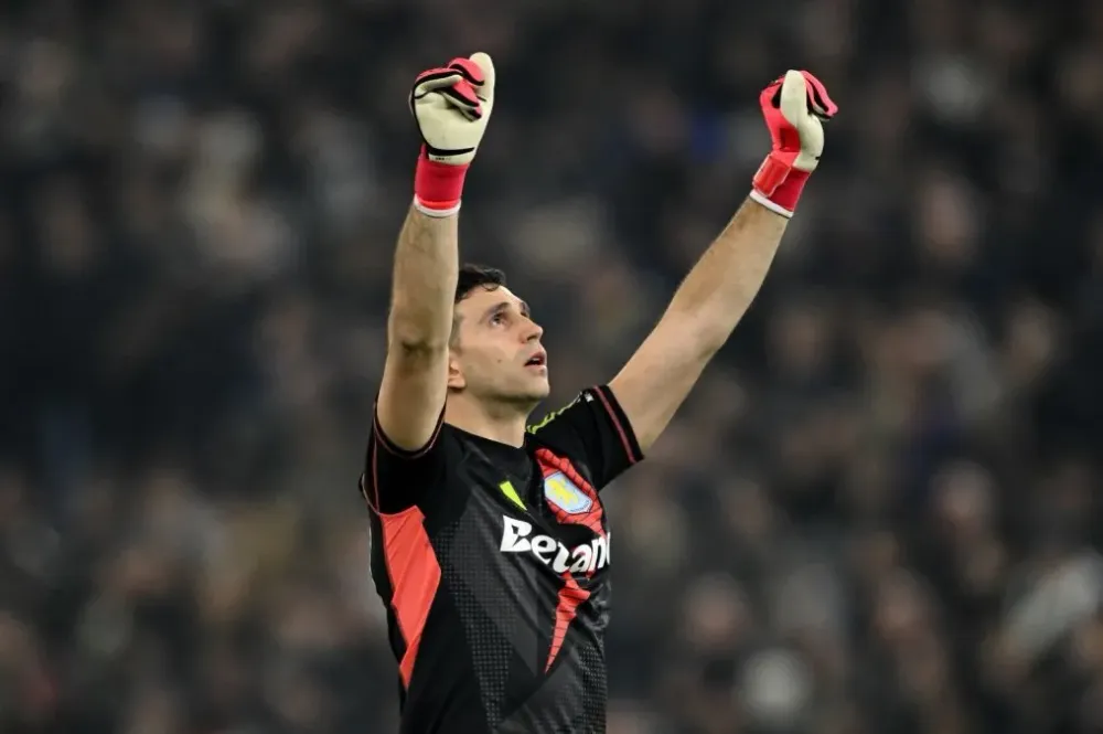 El Dibu Martínez se comió 3 y el Aston Villa quedó al borde de la eliminación imagen de la publicación