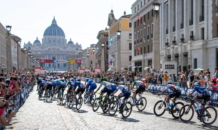 El ciclismo rinde homenaje al papa Francisco en el cierre del Giro 2025 imagen de la publicación