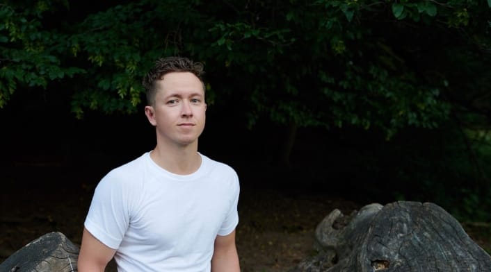 ¿Bañarse menos para estar más saludable? El polémico experimento de un médico que lleva 8 años sin ducharse imagen de la publicación