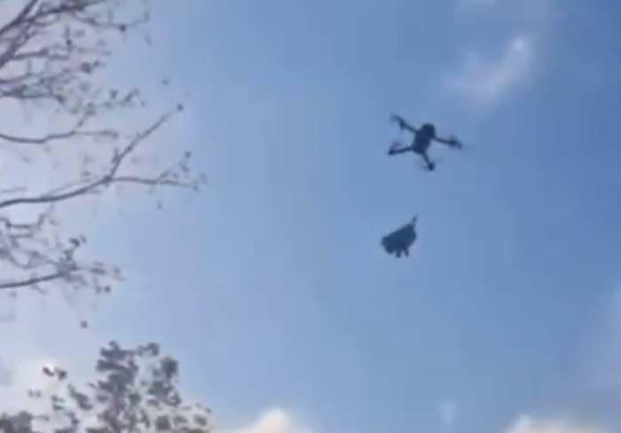 ¡Indignante! Jóvenes elevaron un perro amarrado a un dron imagen de la publicación