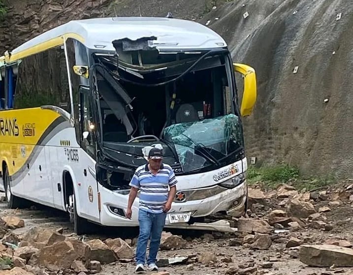 Impacto de rocas sobre un bus de servicio público deja un muerto y varios heridos en Santander imagen de la publicación