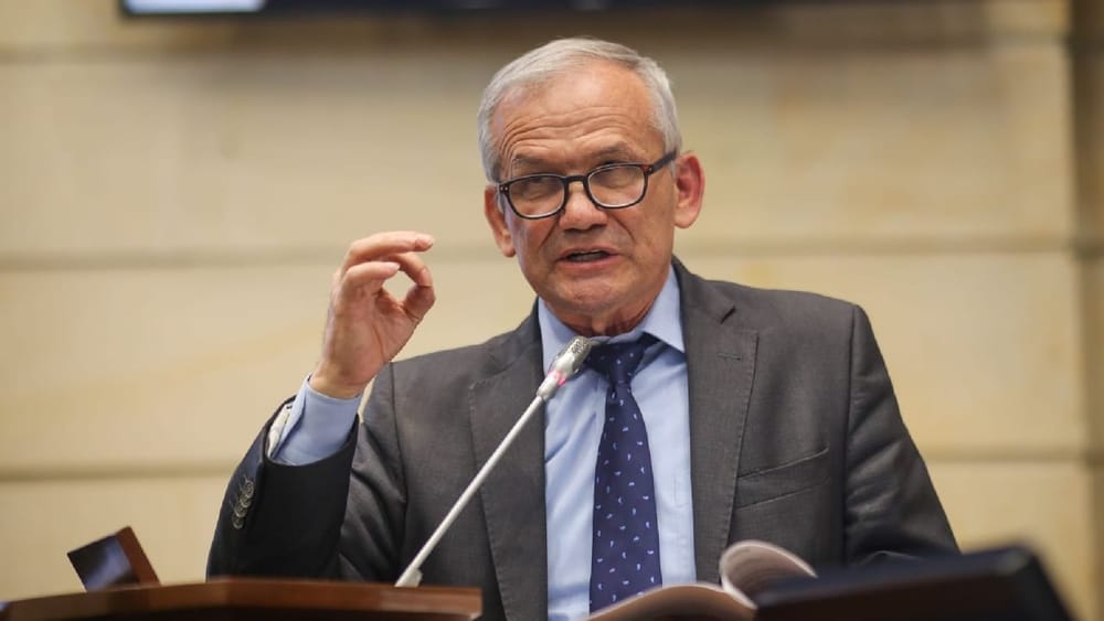 Carlos Ramón González salió por la puerta trasera de su propio partido imagen de la publicación