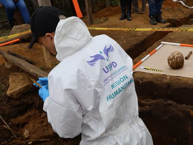 Reproche a la JEP por enviar como encomienda restos óseos de desaparecidos hallados en exhumaciones imagen de la publicación