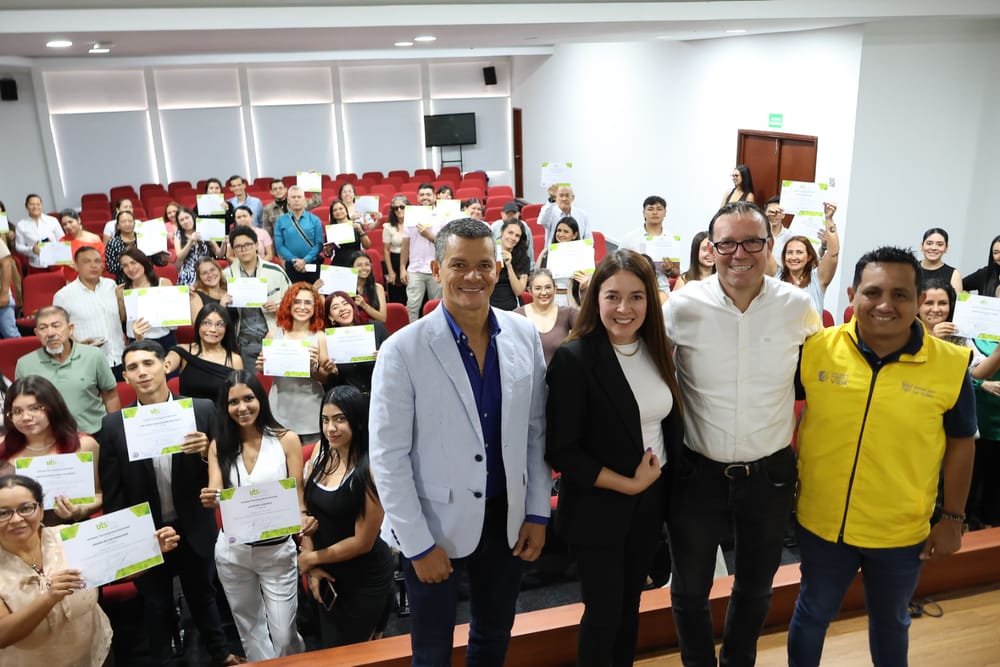 UTS certifica a 330 emprendedoras y víctimas del conflicto en diplomado de marketing imagen de la publicación