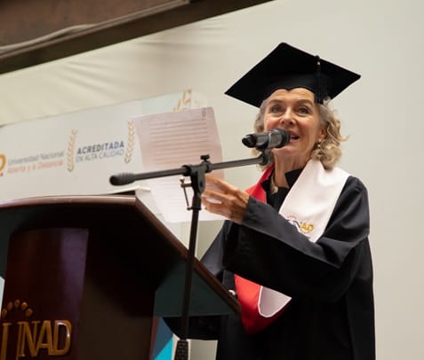 “Lo más importante no es encontrar respuestas, sino saber cómo preguntar”: Margarita Rosa tras obtener titulo en filosofía de la UNAD imagen de la publicación