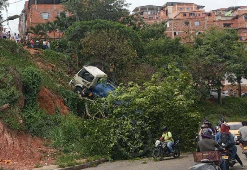 Vehículo cisterna causó pánico al rodar por una ladera en Floridablanca imagen de la publicación