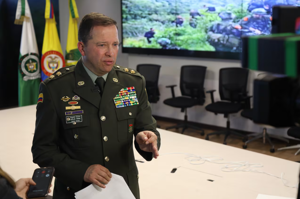 Policías en Colombia podrán llevar sus armas a casa ante la intensificación del "plan pistola" imagen de la publicación