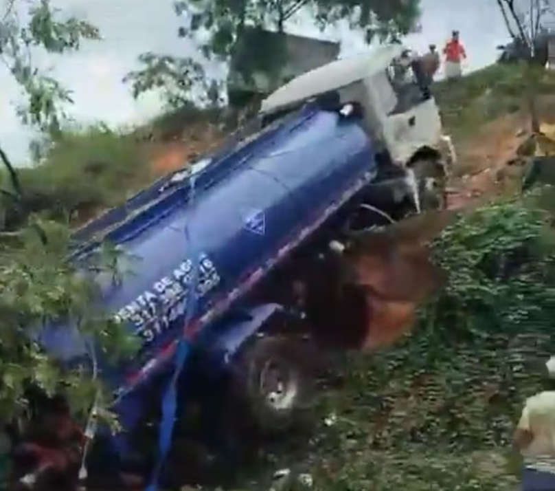 VIDEO: Camión cisterna cayó a hondonada pero un árbol evitó una tragedia mayor imagen de la publicación