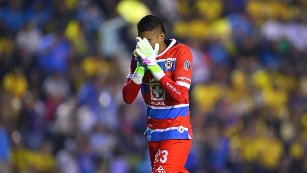 Error de Kevin Mier elimina al Cruz Azul y lo deja fuera de la final de la Liga MX imagen de la publicación