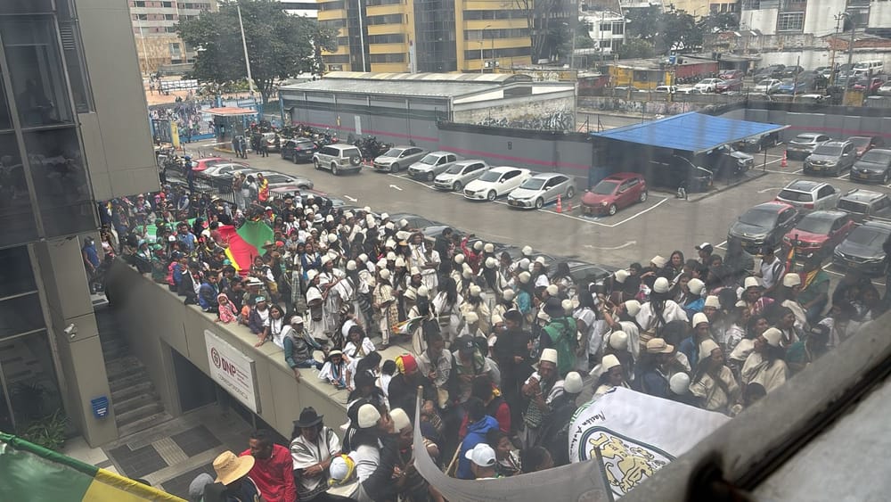 Minga indígena bloquea acceso al DNP en Bogotá y retiene a trabajadores durante horas imagen de la publicación