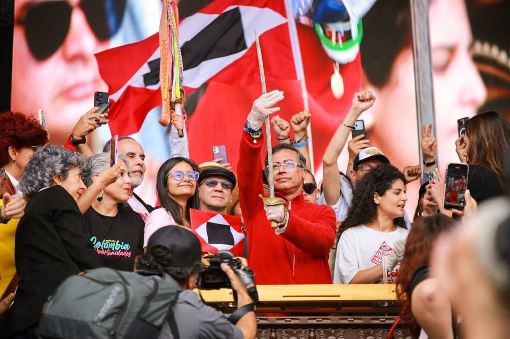 Presidente Petro levantó  la ‘Espada de Bolívar’ como símbolo de guerra imagen de la publicación