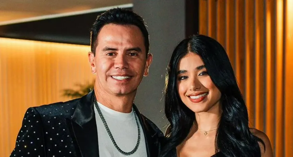 Prometió sentar cabeza a los 80, pero el amor lo madrugó: Jhonny Rivera se compromete y rompe su juramento de 'Soy soltero' imagen de la publicación