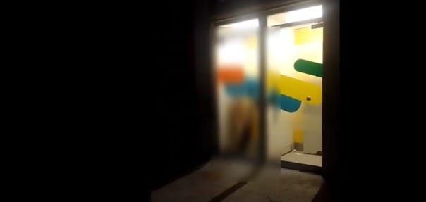 Pareja fue sorprendida 'dándose amor' en un cajero automático imagen de la publicación