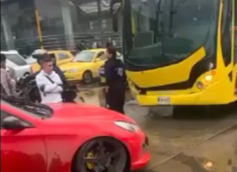Hombre estrelló su deportivo contra bus de TransMilenio en el centro de Bogotá imagen de la publicación