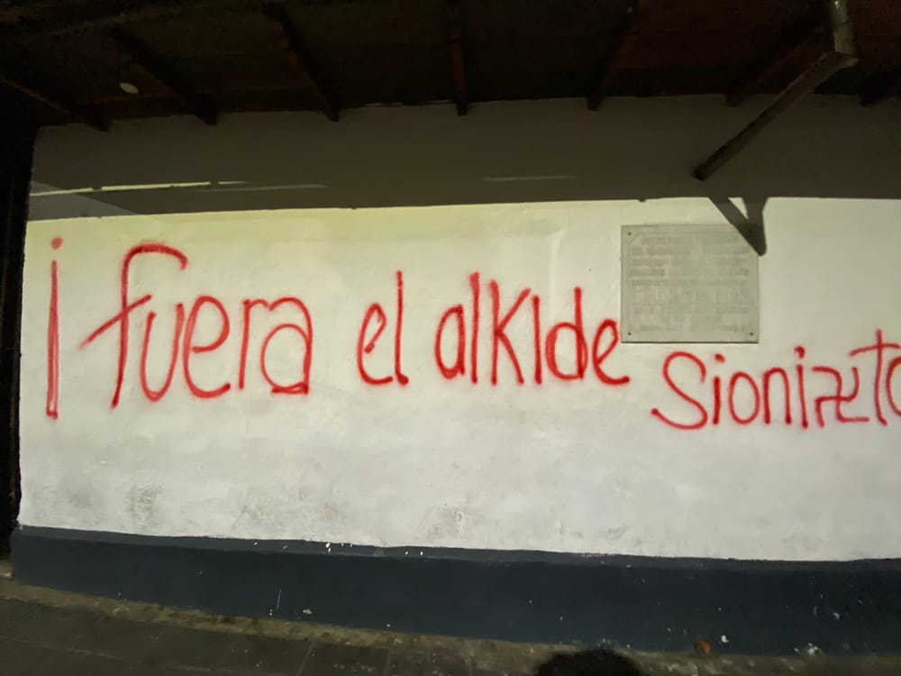 Protesta en Bucaramanga terminó en grafitis contra el alcalde en la Casa de Bolívar imagen de la publicación