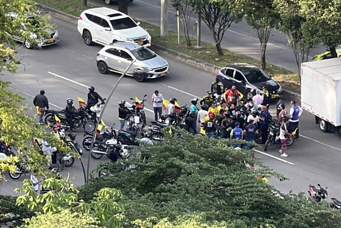 Motociclistas bloquean vías en Bucaramanga por restricción al parrillero hombre imagen de la publicación