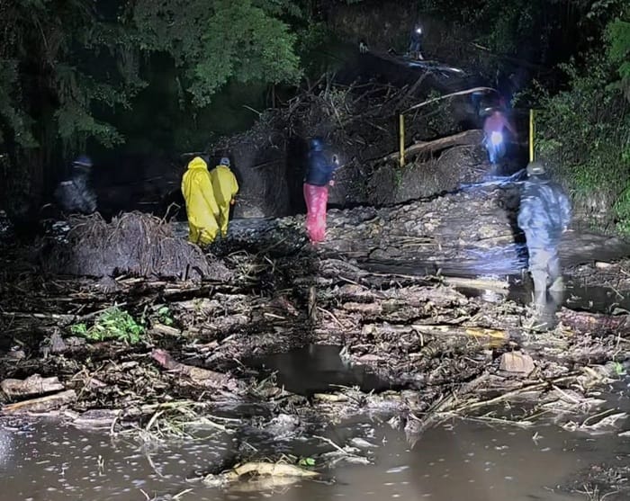 Tres municipios quedaron aislados tras deslizamientos en Santander imagen de la publicación