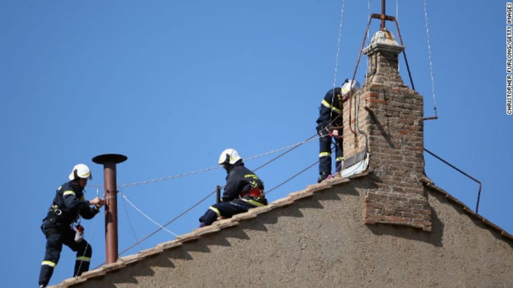 Instalan la chimenea en la Capilla Sixtina para el cónclave imagen de la publicación