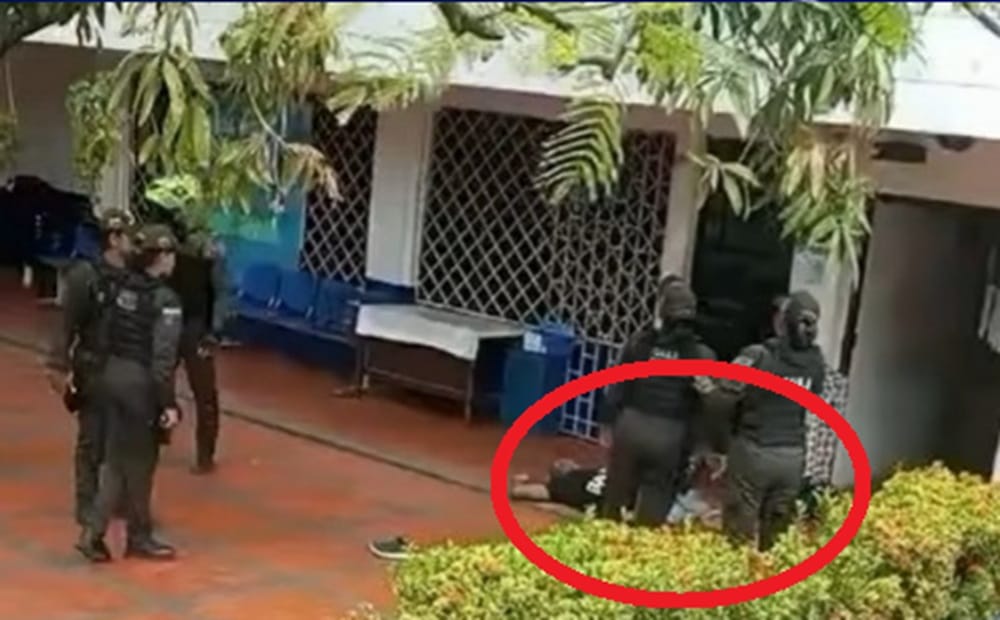 Brutal asesinato a bala frente a estudiantes dentro de un colegio imagen de la publicación