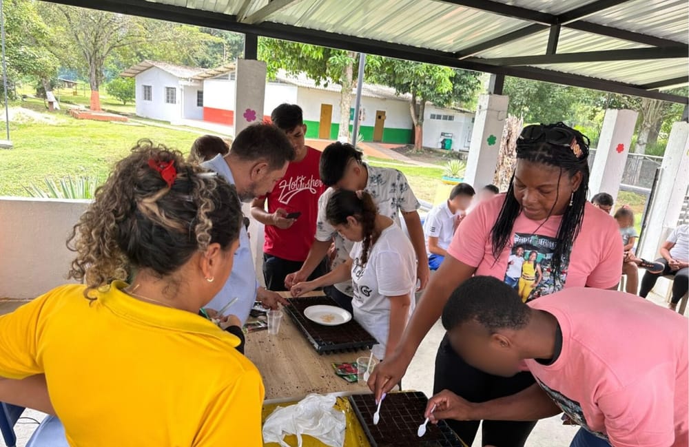 Familias y jóvenes en Santander se unieron para sembrar futuro y reconciliación imagen de la publicación