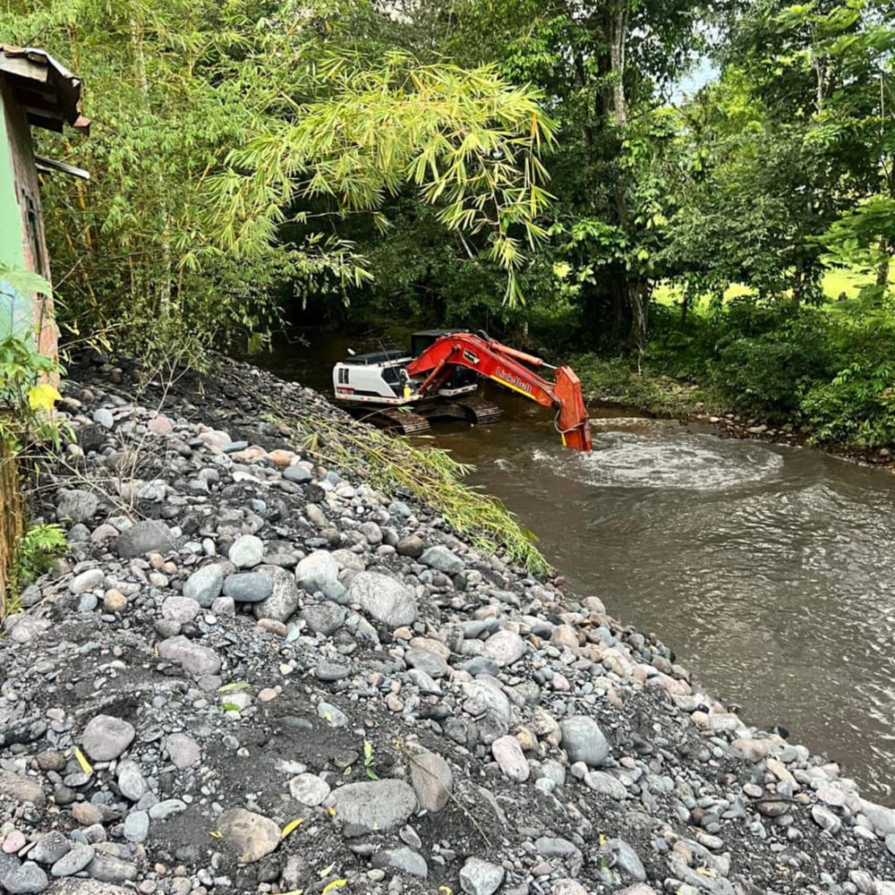 Maquinaria llega a Landázuri para frenar emergencias por lluvias imagen de la publicación