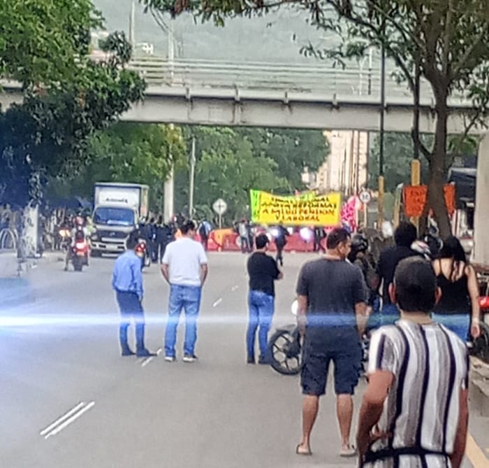 Manifestantes afectan tránsito hacia aeropuerto Palonegro y vía a Cúcuta imagen de la publicación