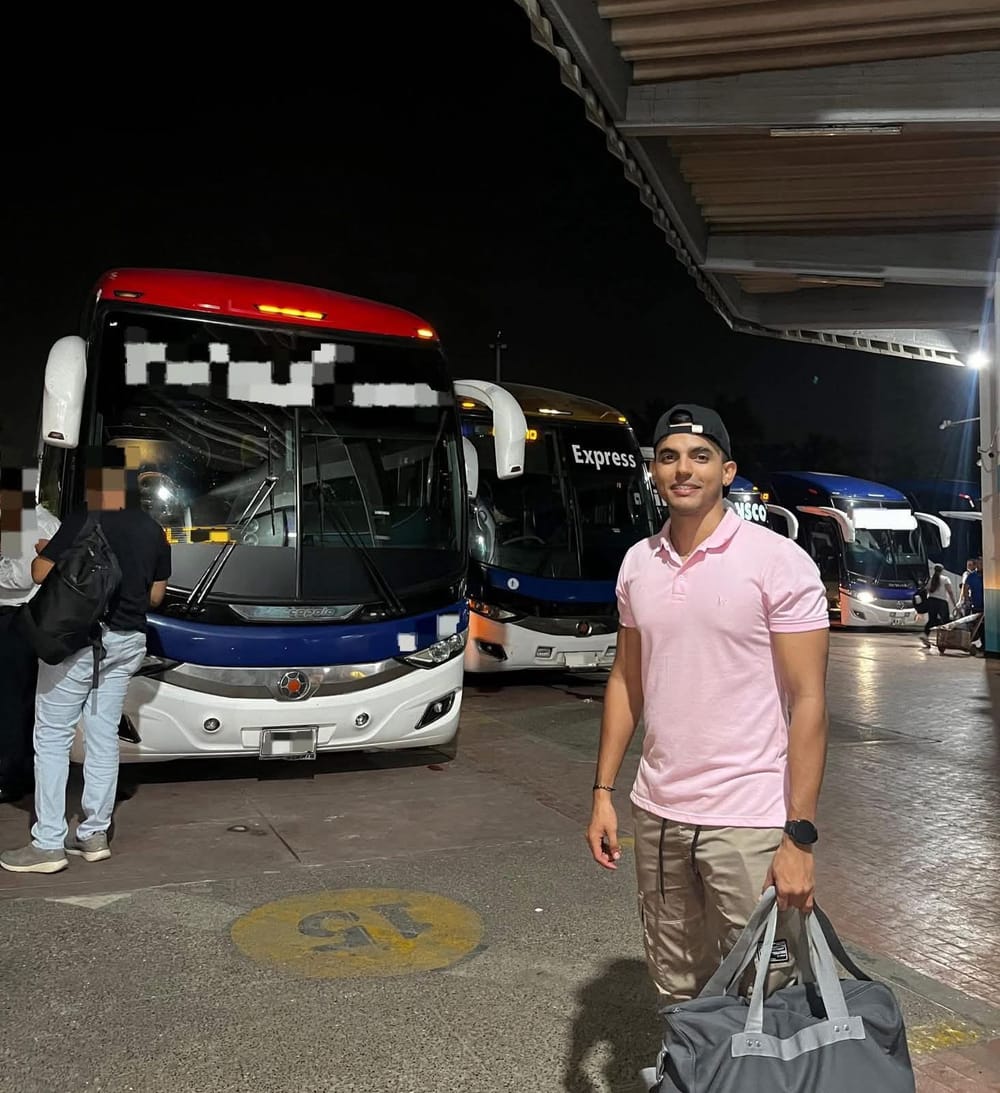 Este es el pasajero que evitó que un bus repleto de gente se accidentara, luego de que su conductor cayó en profundo sueño imagen de la publicación