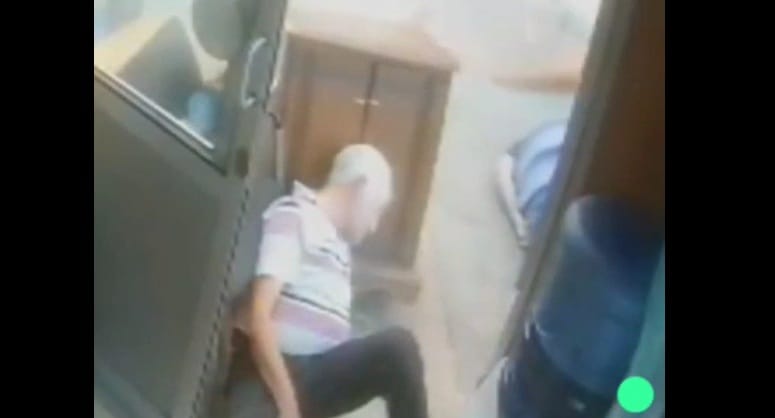 (VIDEO) Impactante video muestra a dos taxistas sufriendo infartos simultáneos en plena vía pública imagen de la publicación