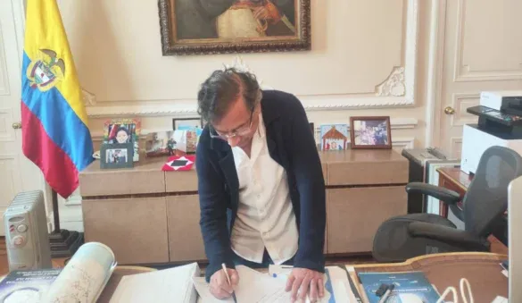 Este fue el compromiso que firmó el presidente Petro para reducir su violencia verbal imagen de la publicación