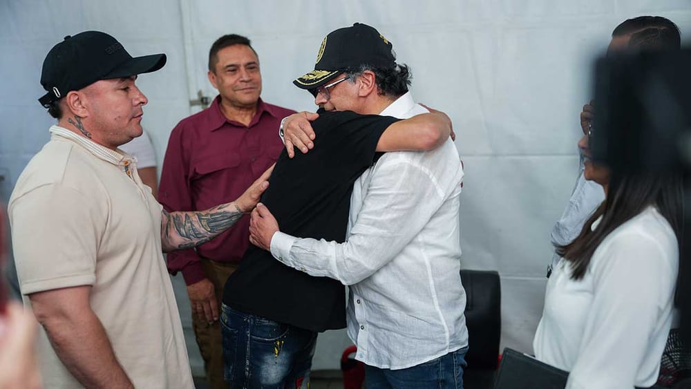 “Sentí su corazón latiendo en mi pecho”: con fuerte abrazo Petro perdonó a joven que lo amenazó de muerte en Medellín imagen de la publicación