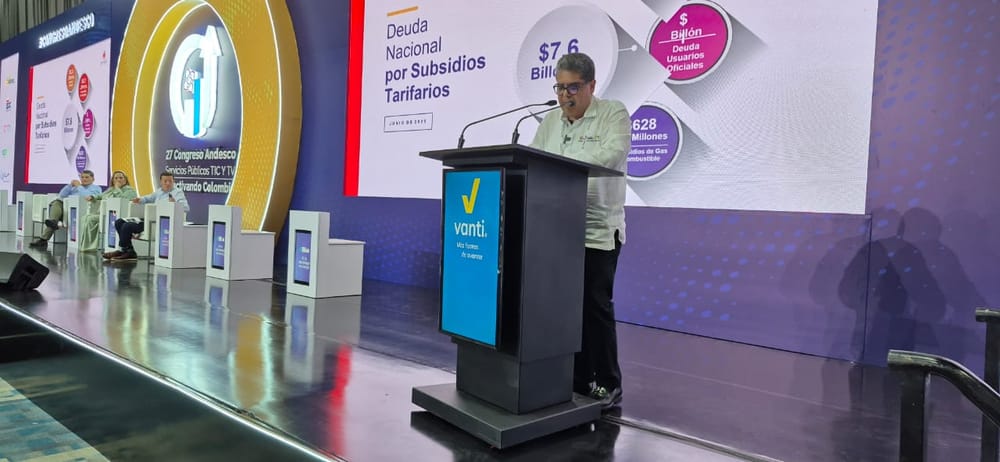 Demorar los dineros para el sector defensa pone en riesgo a las poblaciones: reproche del Contralor a Petro imagen de la publicación