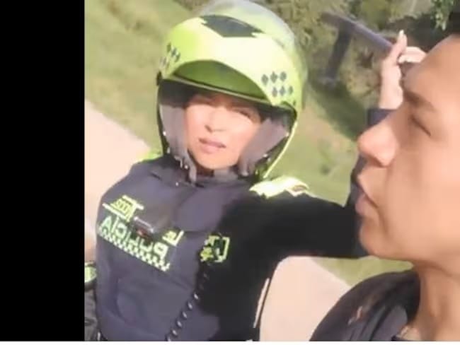 240 doritos después, le clavaron ejemplar sanción a patrullera que golpeó en la cara a un joven con su bolillo imagen de la publicación