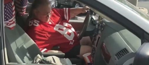 VIDEO: Policía disparó más de 30 veces contra un anciano en medio de un pleito por intolerancia imagen de la publicación