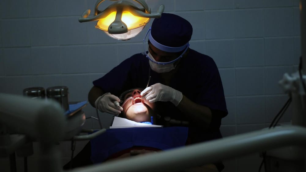 Increíble: capturan a impostor de odontólogo que aprendió a sacar muelas por medio de las redes sociales. imagen de la publicación